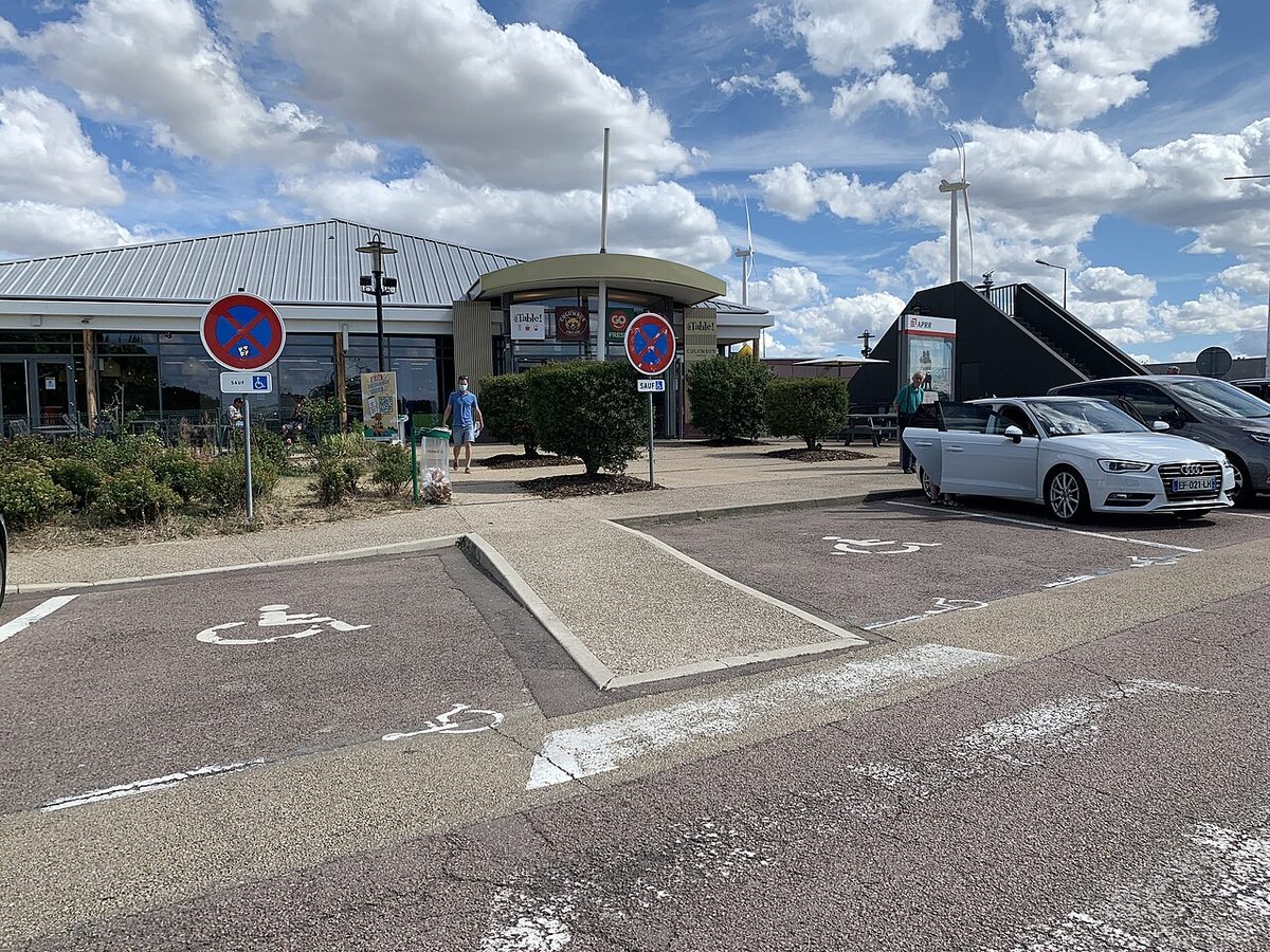 Panneau d’information et pelouse d’une aire de repos de l’A6