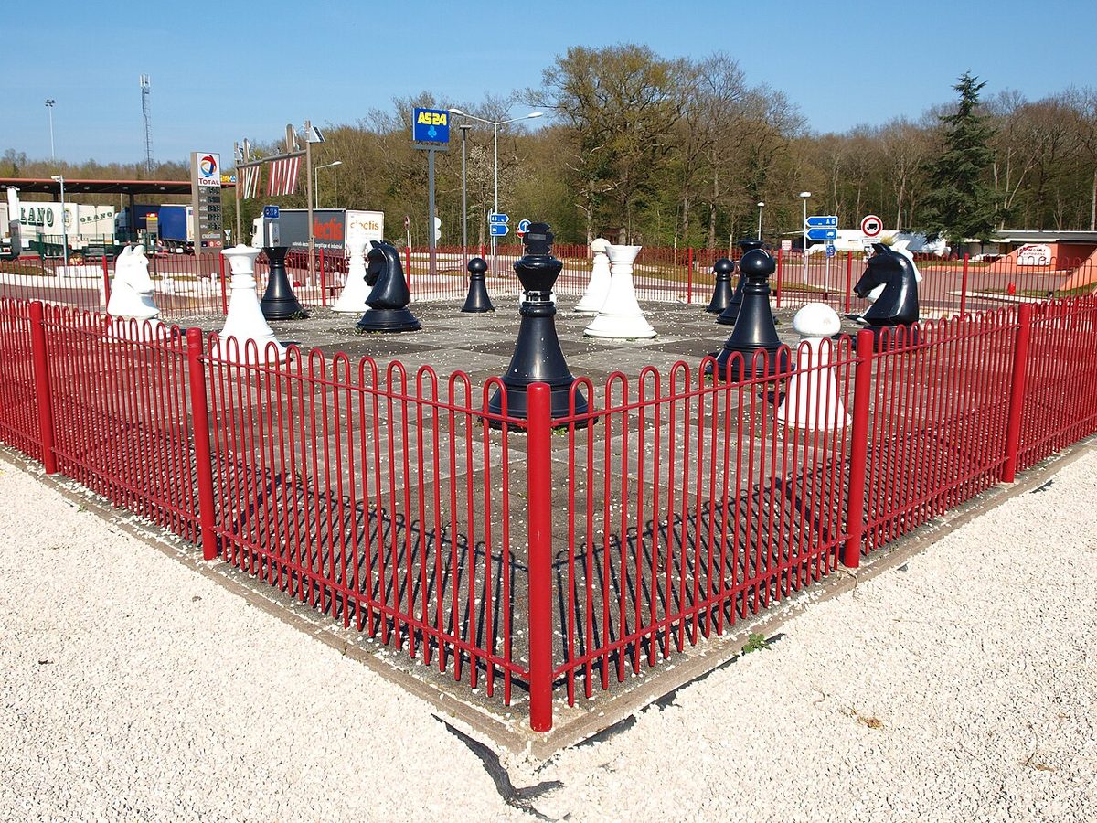 Espace de jeux en plein air clôturé sur une aire de repos