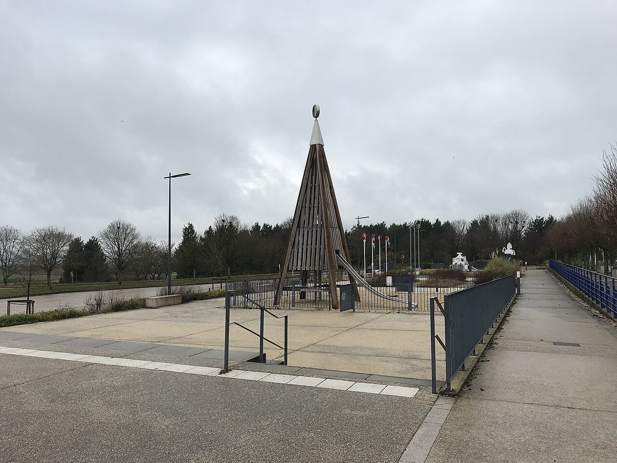 Aire de repos calme avec son mobilier et ses plantations