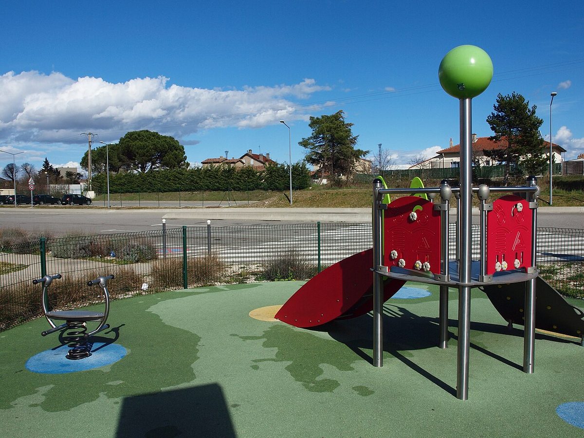 Aire de jeux avec toboggans sur une aire d’autoroute