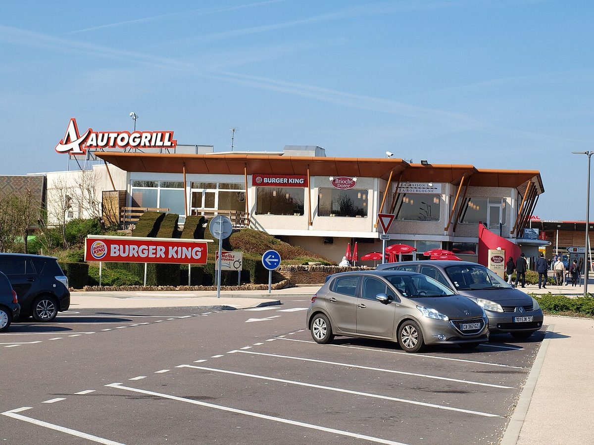 Bâtiment de relais autoroutier et son parking