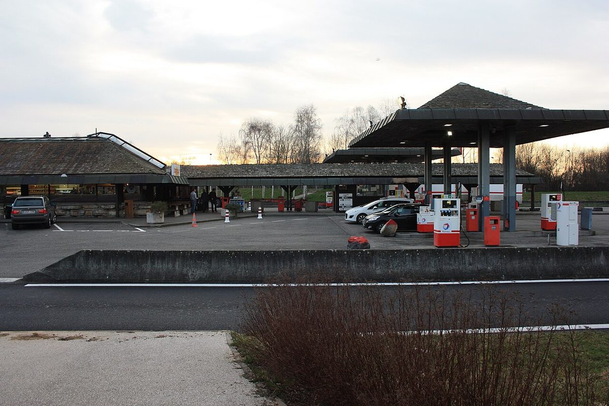 Auvent de station-service et parking d’une aire d’autoroute
