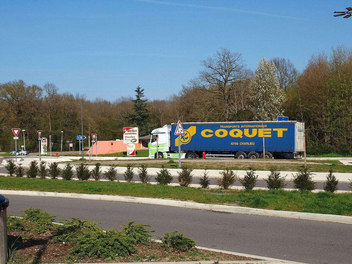 Poids lourds stationnés le long d’une aire de l’A6